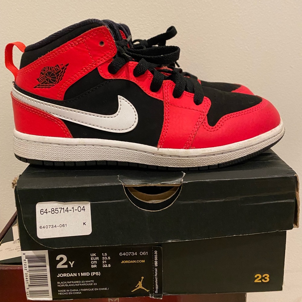 LIKE NEW Nike Jordan 1 Mid Infrared 23/Black/white